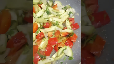 Видео: быстрое овощное рагу 👍 #shorts #video #рецепт #видеорецепт #кабачки #перец #помидор