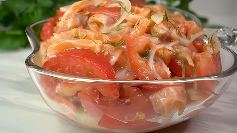 Салат «Амурский», на первый взгляд простой, но вкус отменный. Для меня красная рыба и помидоры наилюбимейшее... 