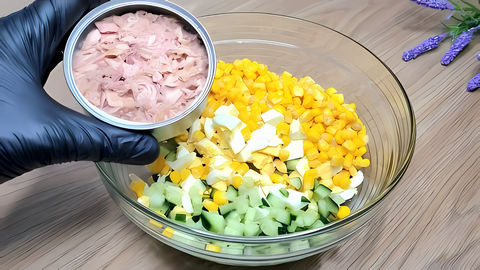 Если у Вас дома есть огурцы и консервированный тунец - приготовьте такой вкусный салат. Всего 4 простых продукта в... 