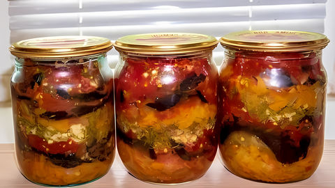 Особенностью этого рецепта является медово-томатная заливка. Баклажаны получаются остро-сладкими (чеснок, мед). 