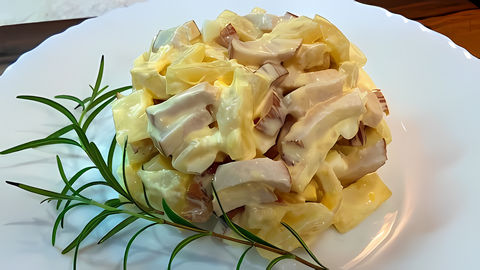 Салат с копченой курицей и ананасами - это просто фантастика! Мега простой и вкусный рецепт, который станет... 