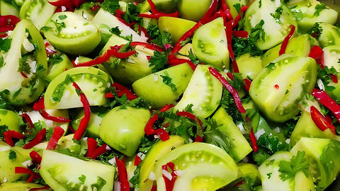 Если у Вас есть зелёные помидоры приготовьте из них салат, который будет оригинальным как по своему виду, так и по... 