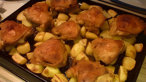 Курица с картошкой в духовке получается безумно вкусной и при этом готовится очень легко и быстро. Запекать будем... 