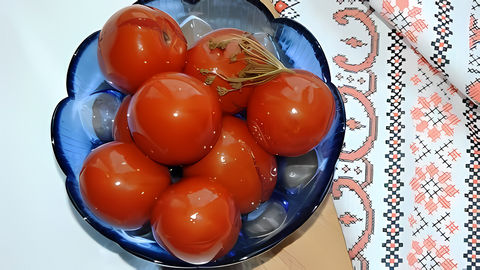 Засолка холодным способом помогает сохранить помидоры до зимы. Вкус помидоров получается пряным и насыщенным, ... 