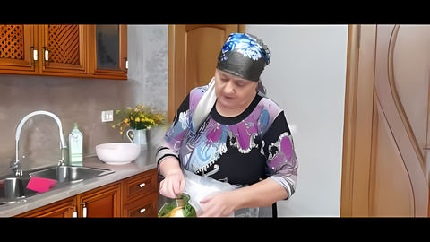 Видео: Соленые зеленые помидоры на зиму/ Быстро и вкусно/ готовит свекровь/ Зеленые помидоры. 