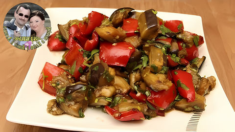 Попробуйте приготовить баклажаны с болгарским перцем, в виде этого летнего, легкого салата. Очень быстро и просто. 