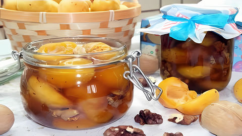 Готовим абрикосовое варенье с грецкими орехами. Сегодня мы будем готовить абрикосовое варенье с грецкими орехами. 