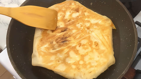 Лаваш с яйцом, сыром и помидорами. Берём: - тонкий лаваш - яйца 3-4 шт - сыр 100-150 г - помидор 1-2 шт - соль, перец, ... 