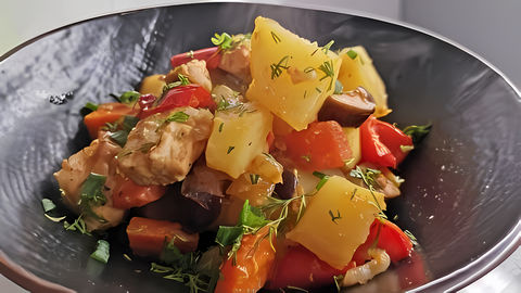 Сегодня простой рецепт индейки с овощами в духовке! ингредиенты на индейку с овощами лук 100 морковь 100 индейка... 